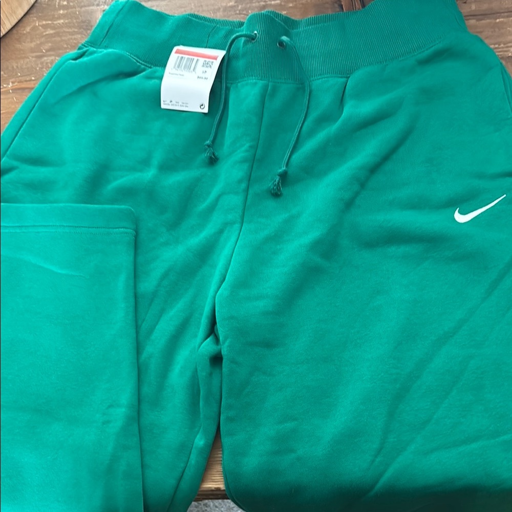 Nike Women’s Green Jogger Sweatpants with Elastic Waistband NWT Size L